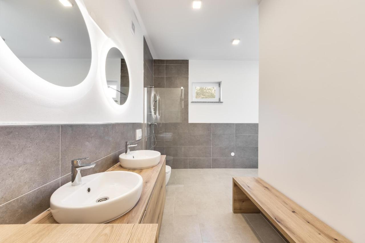 Chic Apartments With Balcony And Spa In Mojstrana Esterno foto