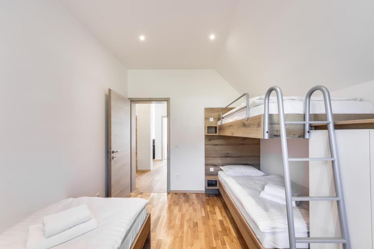 Chic Apartments With Balcony And Spa In Mojstrana Esterno foto