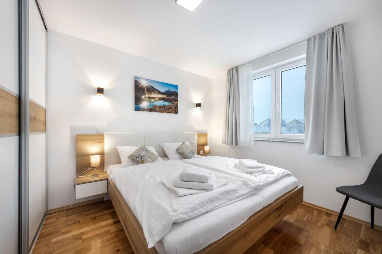 Chic Apartments With Balcony And Spa In Mojstrana Esterno foto